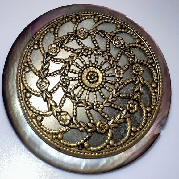 Antique jumbo mother of pearl abalone gold tone round button upcycled brooch pin - Picture 5 of 8